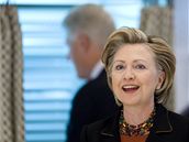 Hillary Clintonová s Billem Clintonem ve volební mistnosti ve m�st� Chappaqua (4. listopadu 2008) 