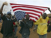 Mui ze slumu Kibera v kesk metropoli Nairobi oslavuj prezidentsk vtzstv Baracka Obamy