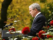 George W. Bush komentuje v Rov zahrad Blho domu vsledky prezidentskch voleb