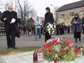 Lidé vzpomínají na ob�ti srpnového vlakového ne�t�stí ve Studénce