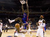 Amir Johnson z Detroitu po úsp�né sme�i v utkání s Charlotte