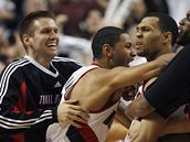 Brandon Roy (druhý zprava) se raduje se spoluhrá�i z Portlandu z víz�zství