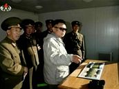 Kim ong-il na nedatovaném snímku z návtvy vojenské jednotky.