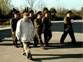 Kim ong-il na nedatovaném snímku z návtvy vojenské jednotky.