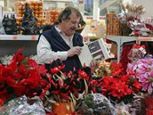 Obchodníci ji od zaátku íjna nabízí vánoní zboí. Na snímku nabídka v eskobudjovickém supermarketu OBI.