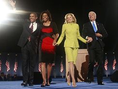 Barack Obama s maelkou Michelle a Joe Biden s manelkou Jill. 