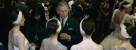 Charles v centru pozornosti. Princ pijm blahopn k narozeninm od tanenic ve Wimbledonskm divadle. (12. listopadu 2008)