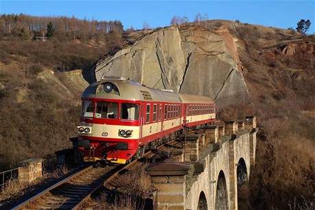 Motorový vz ady 854. Mezi Kladnem a Prahou budou jezdit modernizované verze vlaku.