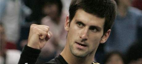 Srb Novak Djokovi slaví postup do semifinále Turnaje mistr v anghaji.