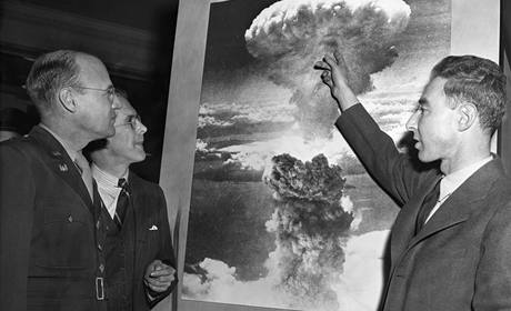 Robert Oppenheimer (vpravo) pedstavuje atomovou bombu