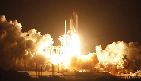 Raketoplán Endeavour startuje k ISS (14. listopadu 2008 veer východoamerického asu)