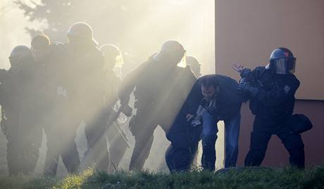 Stet pravicových radikál s policií v Litvínov