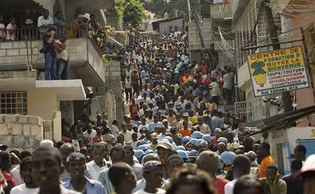 Ve vchodn sti haitsk metropole Port-au-Prince spadla st koly, na msto netst se ihned sjely rodiny zrannch dt, 12. listopadu 2008