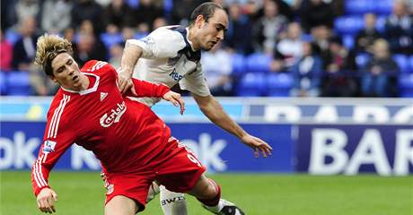 Fernando Torres z Liverpoolu (v ervenm)