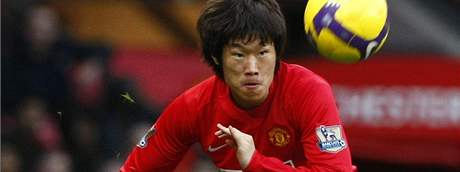 Ji-Sung Park z Manchesteru United posílá centr ped branku v utkání anglické ligy proti Stoke.