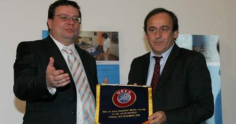 Michel Platini (vpravo) s místopedsedou vlády Alexandrem Vondrou