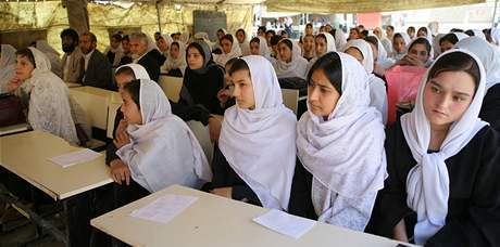 Po pádu Talibanu zaínají dívky opt navtvovat afghánské koly.