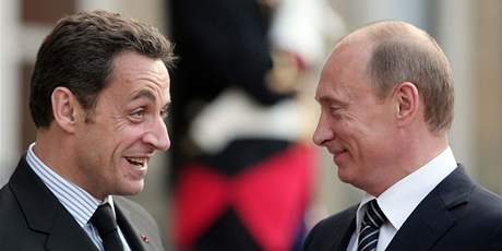 Pi rozhovoru francouzského prezidenta Sarkozyho a premiéra Vladimira Putina jdou zdvoilosti stranou.