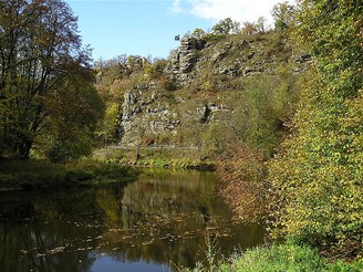 Skaln je pod nvrm Umlaufberg oddluje vce ne 3 km dlouh zkrut (meandr) eky Dyje