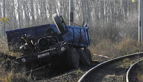 Tragick stet vlaku s nkladnm autem u Kolna. (15. listopadu 2008)