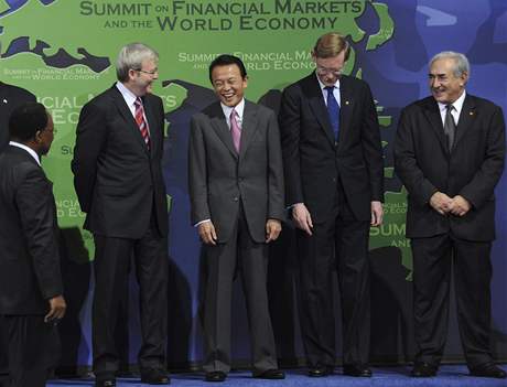 Australský premiér Kevin Rudd, japonský pedseda vlády Taro Aso, prezident Svtové banky Robert Zoellick a Dominique Strauss-Kahn z MMF na summitu G20, kde 15. listopadu 2008 hledali cestu z finanní krize.