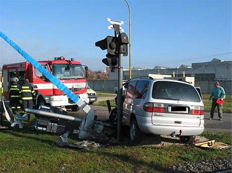 Srka vlaku s osobnm autem v Havicch. (15. listopadu 2008)