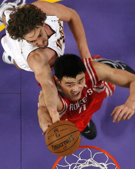 Los Angeles Lakers - Houston, domácí Paul Gasol (vlevo) v souboji s hostujícím Mingem.