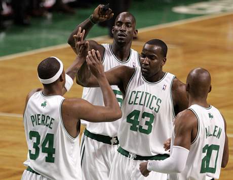 Basketbalisté Bostonu se radují.