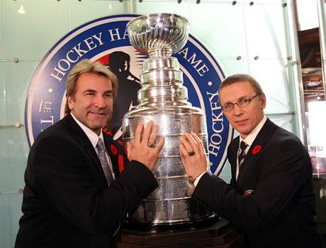 Igor Larionov (vpravo) a Glenn Anderson pi uvedení do Sín slávy zámoské NHL 