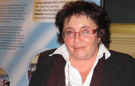 Marta Vanurová, která je koordinátorkou projektu Zmizelí sousedé, sedí ped výstavním panelem o tomto projektu. (Brusel, 13.11.2008)