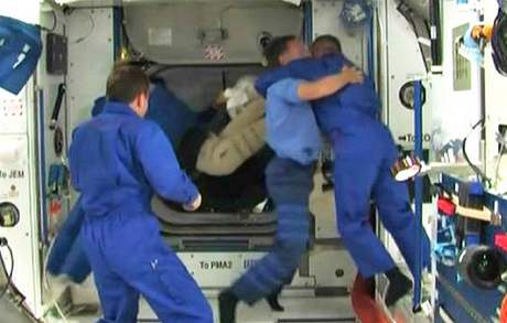 Velitel mise Endeavouru Chris Ferguson se vítá s velitelem ISS Mikem Finckem po úspném pistání raketoplánu na stanici.