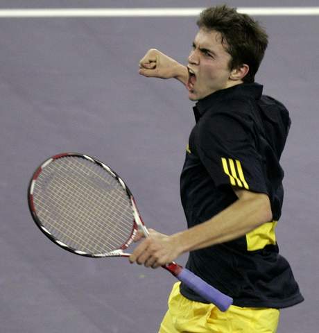 Gilles Simon se raduje z vítzství nad Federerem v úvodním utkání Turnaje mistr