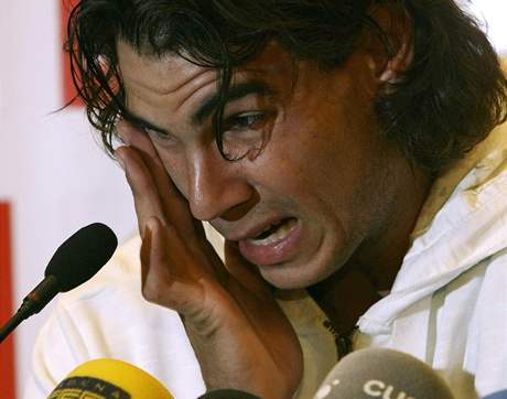 Rafael Nadal oznamuje na tiskové konferenci, e vinou zranní nebude moci hrát finále Davisova poháru.