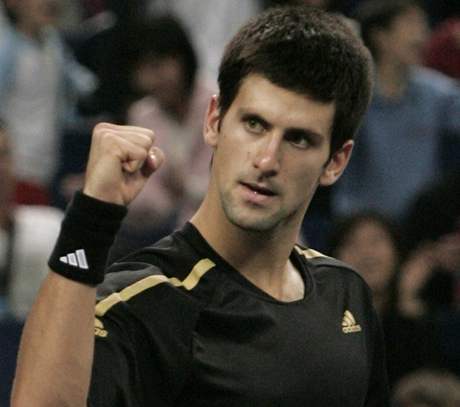 Srb Novak Djokovi slaví postup do semifinále Turnaje mistr v anghaji.