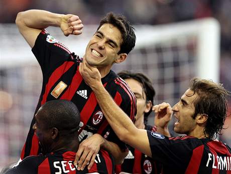 AC Milán - Chievo: Kaká (nahoe) se raduje ze svého gólu
