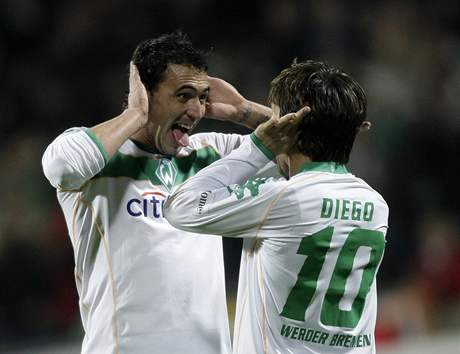 Dva tahouni Werderu Brémy. Diego (vpravo) a Almedia ov�em ve finále nenastoupí kv�li kartám.