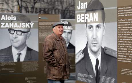Výstava Tváe moci ukazuje na praském Václavském námstí prominentní písluníky komunistické státní bezpenosti.