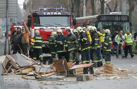 Vbuch plynu v obytnm dom v Hradci Krlov. (16. listopadu 2008)