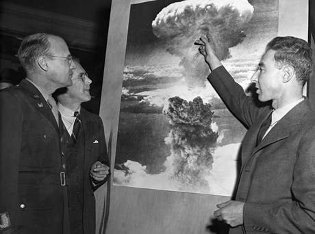 Robert Oppenheimer (vpravo) pedstavuje atomovou bombu