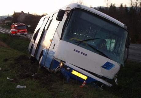 Nehoda autobusu a osobnho auta na Novojinsku