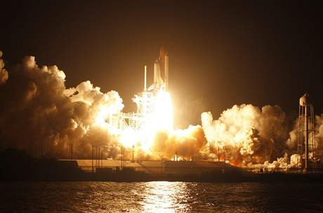 Raketopln Endeavour startuje k ISS (14. listopadu 2008 veer vchodoamerickho asu)