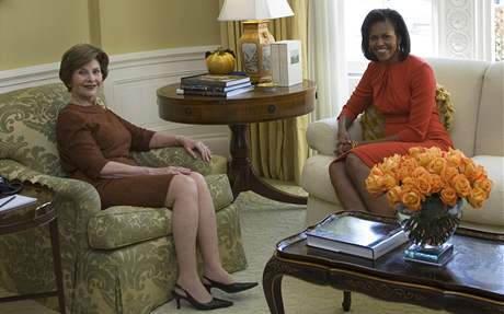 Laura Bushov a Michelle Obamov v Blm dom 