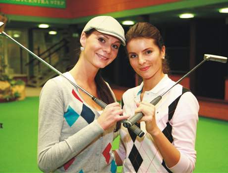 Martina Dvokov a Tereza Zimov si zahrly golf