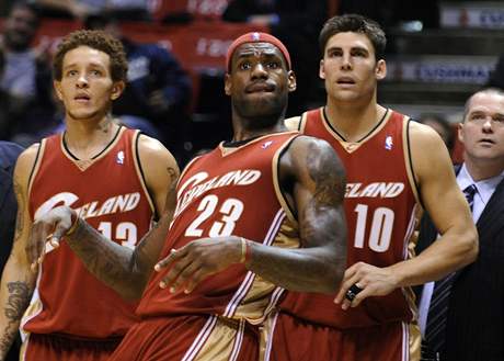 Basketbalisté Cleveland Cavaliers: Delonte West, LeBron James a Wally Szczerbiak sledují, jak dopadne jeden z jejich steleckých pokus proti New Jersey Nets.