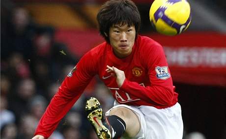 Ji-Sung Park z Manchesteru United posílá centr ped branku v utkání anglické ligy proti Stoke.