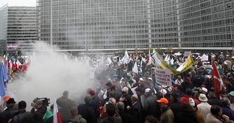 Zhruba osm tisíc farmá vera v Bruselu demonstrovalo proti krtm v dotacích.