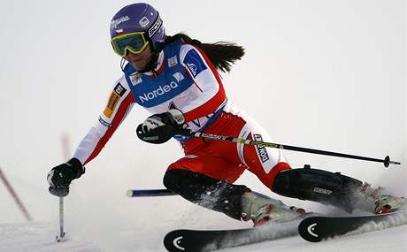 árka Záhrobská na trati úvodního slalomu sezony ve finském Levi