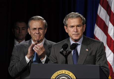 Rozkaz k tajným útokm na Al-Kajdu podepsal tehdejí ministr obrany Donald Rumsfeld (vlevo) se souhlasem George Bushe.