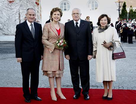 Prezidenta Václava Klause s chotí Livií pivítala v Irsku prezidentka McAleeseová s manelem.