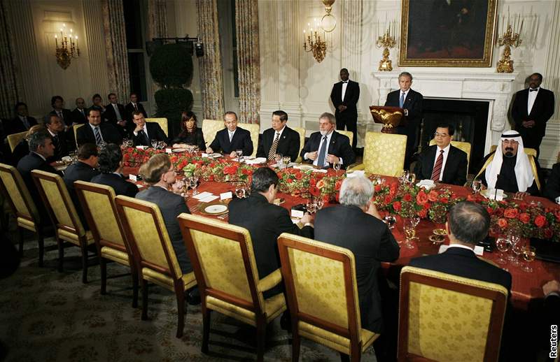 Pedstavitelé skupiny G20 hledají ve Washingtonu cestu z finanní krize.